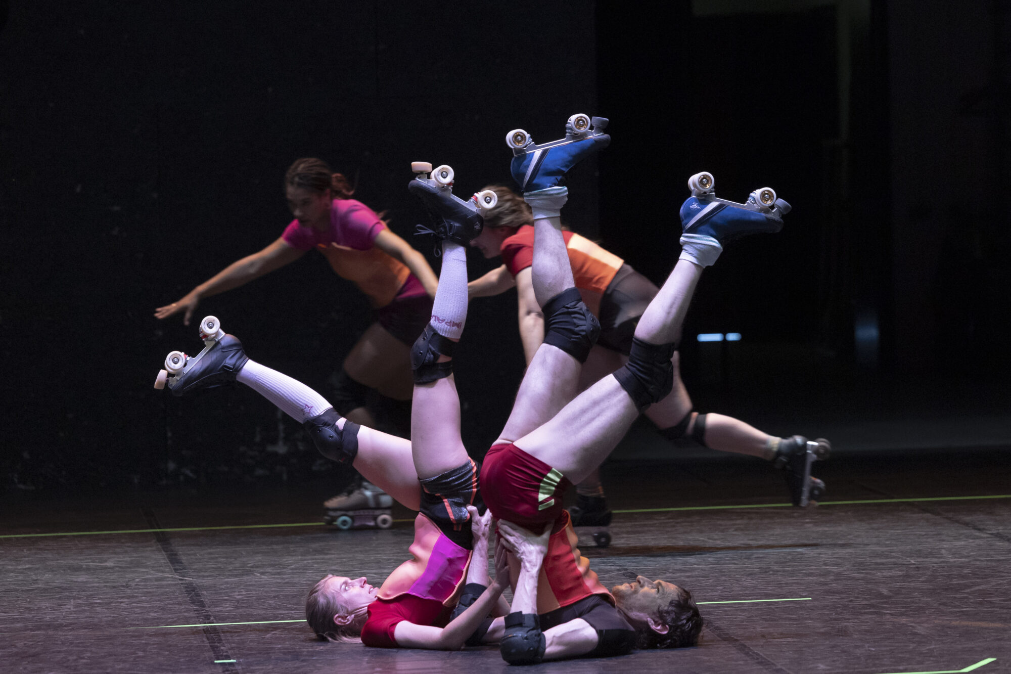 Spectacle: ROLL,
Chorégraphie, conception: Marta Izquierdo Muñoz,
Avec Cécile Chatignoux a.k.a Speaker, Amandine Etelage a.k.a Mandy’Bull , Mary-Isabelle Laroche a.k.a Pop Wheels, Agathe Deguines a.k.a Fresh Meat, Eric Martin a.k.a Dirty Bambi,
Création son: composition: Benoist Bouvot,
Création lumière: Anthony Merlaud,
Costumes: Elise Le Du,
Dans le cadre du Festival Montpellier Danse,
Lieu: Théâtre La Vignette, Montpellier, le 24/06/2024